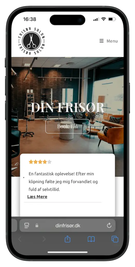 Billede af en frisør hjemmeside, set på en iPhone 15 Pro.