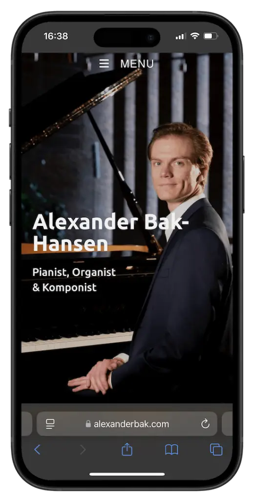 Billede af Alexander Bak-Hansens hjemmeside, set på en iPhone 15 Pro.